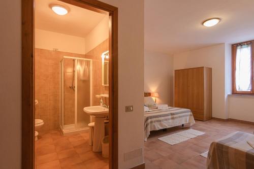 y baño con lavabo, aseo y ducha. en Hotel Locanda Minerva en Monteleone Rocca Doria