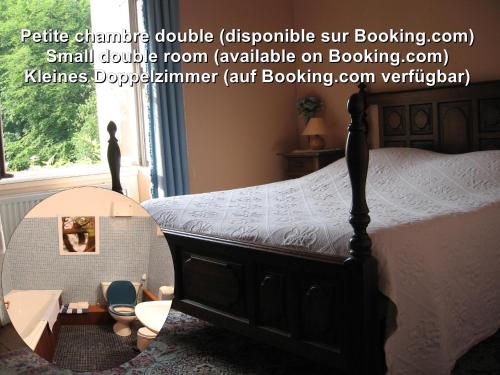 Château D'Alteville في Tarquimpol: غرفة نوم مع سرير وغرفة صغيرة متاحة على booking k