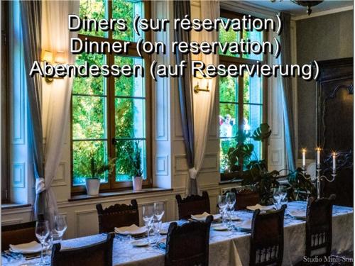- une salle à manger avec des tables, des chaises et des fenêtres dans l'établissement Château D'Alteville, à Tarquimpol