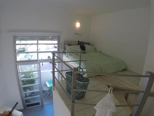 1 dormitorio con 1 litera en una habitación en Tel Hai City Studio Center Apartment By Nimizz, en Tel Aviv