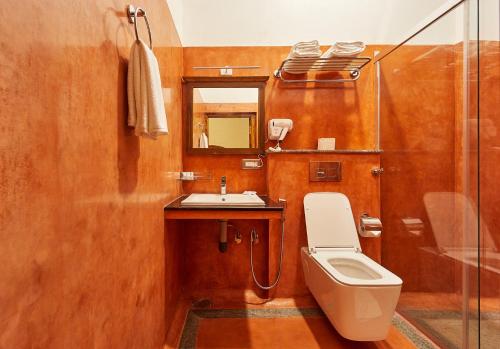 a bathroom with a toilet and a sink at VILLA DU OCEAN in Puducherry