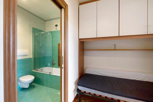A bathroom at Appartamento Pasqua - Arenzanohost