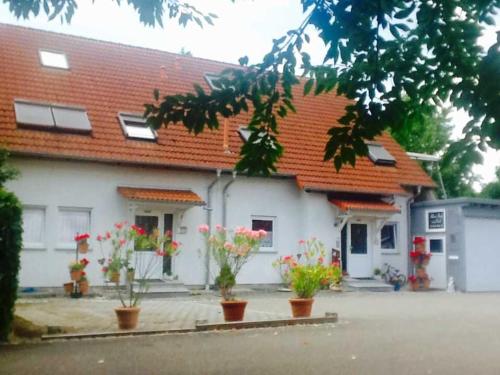 una casa blanca con techo naranja en Haus Inge am Park, en Kenzingen