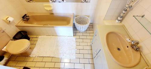 ein Badezimmer mit Waschbecken, Badewanne und Toilette in der Unterkunft Club Cabana 13 - Sleeps 6 - Perfect Holiday Destination in Margate