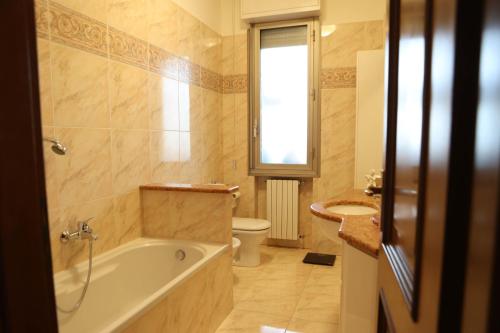 y baño con bañera, aseo y lavamanos. en Residenza Mario, en Florencia