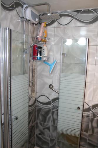 Bilik mandi di Riviera towers
