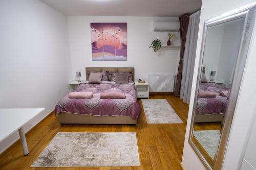 Ein Bett oder Betten in einem Zimmer der Unterkunft Sky Apartments Novi Sad