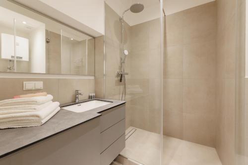 een badkamer met een douche en een wastafel bij Vienna City Apartments Krongasse in Wenen
