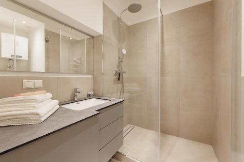 łazienka z prysznicem i umywalką w obiekcie Vienna City Apartments Krongasse w Wiedniu