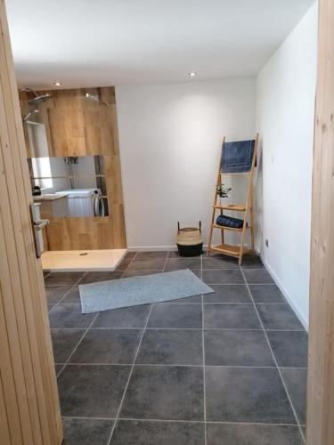 Cette chambre dispose de carrelage et d'une peinture murale. dans l'établissement Du côté de chez Pam, à Beblenheim