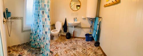 La salle de bains est pourvue de toilettes et d'un lavabo. dans l'établissement Каравана Лили, à Varna