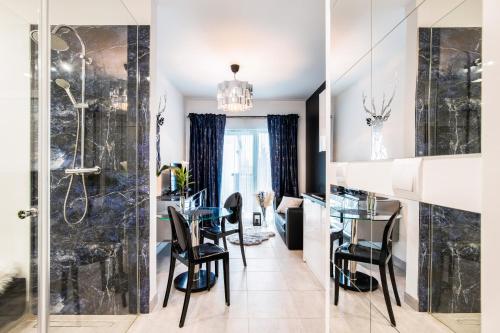 Posedenie v ubytovaní Nowoczesny apartament GLAMOUR Łódź z prysznicem pośrodku - dostęp na kod, parking
