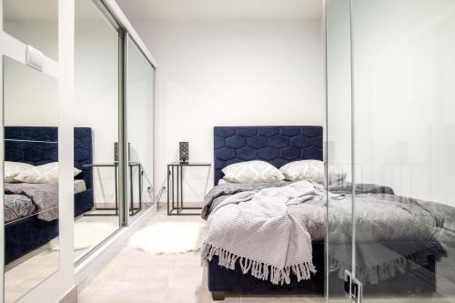 Posteľ alebo postele v izbe v ubytovaní Nowoczesny apartament GLAMOUR Łódź z prysznicem pośrodku - dostęp na kod, parking