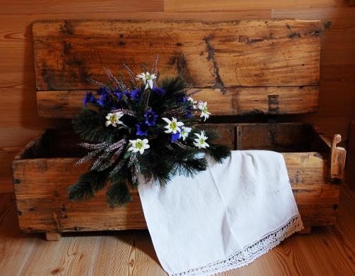 a wooden box with a bouquet of flowers in it at Chalet Nel Doch in Canale San Bovo