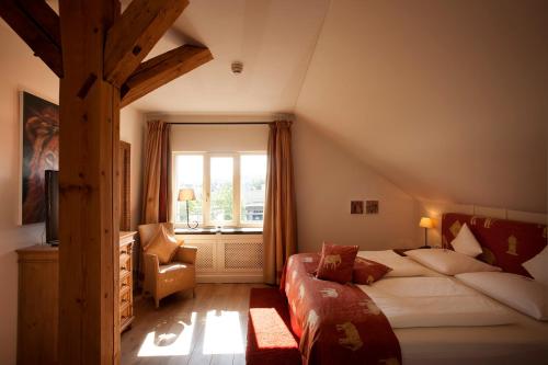 a bedroom with a large bed and a window at Gerber Park Hotel in Uhingen