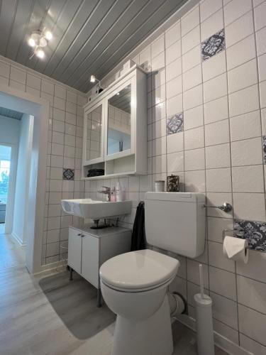 een badkamer met een toilet en een wastafel bij Ferienwohnung zur alten Post 