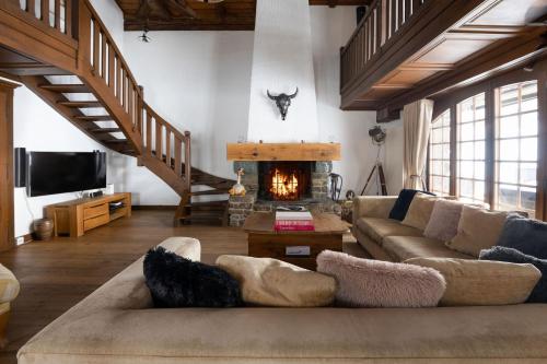 Posezení v ubytování Chalet Falcon - Luxury Swiss Retreat with Hot-Tub