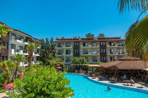 een uitzicht op een hotel met een zwembad bij LEMAS SUITE HOTEL in Side
