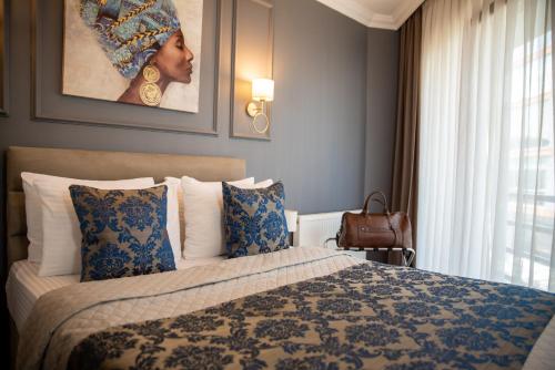 een slaapkamer met een bed en een schilderij aan de muur bij 12 rooms hotel in Köseilyas