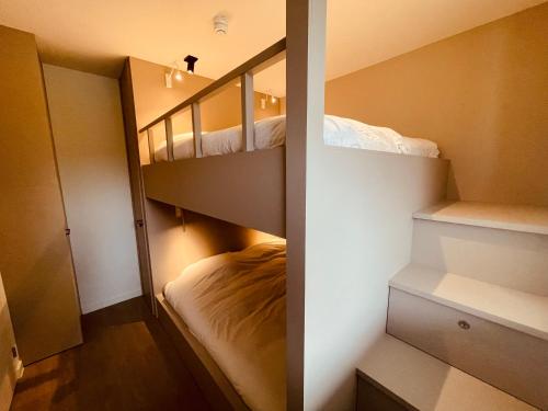 Una pequeña habitación con dos literas. en Luxe appartement Cadzand-Bad, en Cadzand