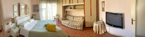 サンタニェッロにあるAmarea holiday home Sorrentoのリビングルーム(ベッド1台、薄型テレビ付)
