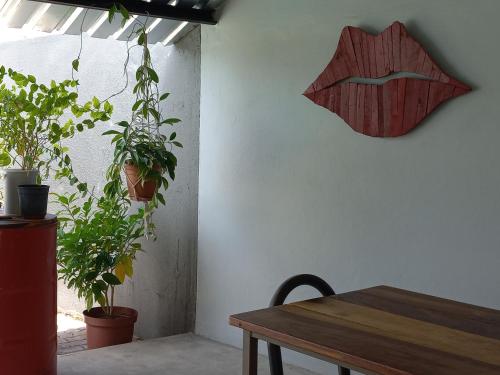 Urban Farm Haus Homestead في روندو: غرفة طعام مع طاولة ونباتات خزفية