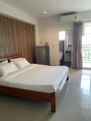 - une chambre avec un grand lit dans l'établissement Grand Lopburi, à Lop Buri