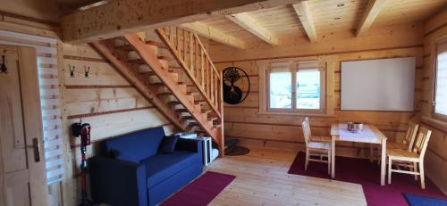 une chambre avec une table et un escalier dans une petite maison dans l'établissement Vila Vilinka & Vila Native Vilinija resort Village, à Podčetrtek
