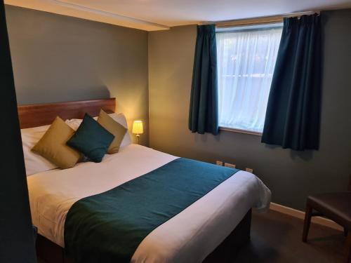 Ein Bett oder Betten in einem Zimmer der Unterkunft Dunmuir Hotel