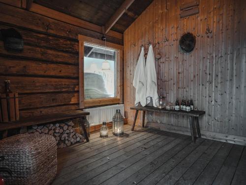 Tväråstugan في آرا: غرفة مع نافذة في كابينة خشبية