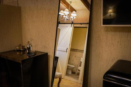 een spiegel in de hoek van een kamer met een badkamer bij 1870 Bed & Breakfast in Arpino