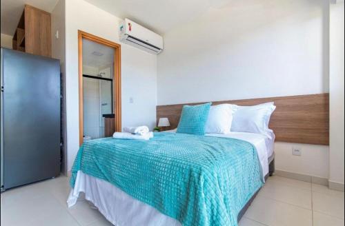 伊波茹卡的住宿－O melhor 1 qto de Muro Alto，一间卧室配有一张带蓝色毯子的大床