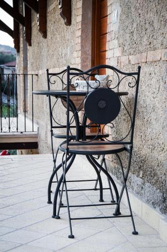 a black chair sitting in front of a building at 1870 Bed & Breakfast in Arpino