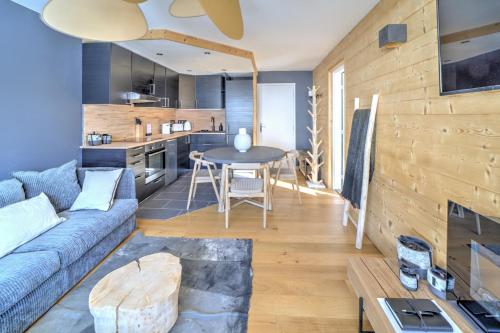 un salon avec un canapé et une table dans l'établissement MyHome - Le Kachassa - Schuss Bel appartement 4 pax Tignes Val Claret, à Tignes