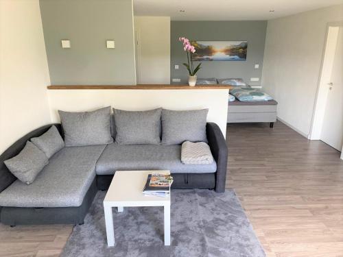 sala de estar con sofá y mesa en Ferienwohnung Maldener 