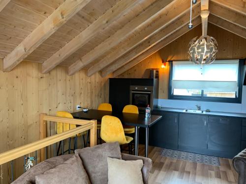 un salon avec un canapé et une table dans l'établissement Le Chalet de Juliette, à Gérardmer