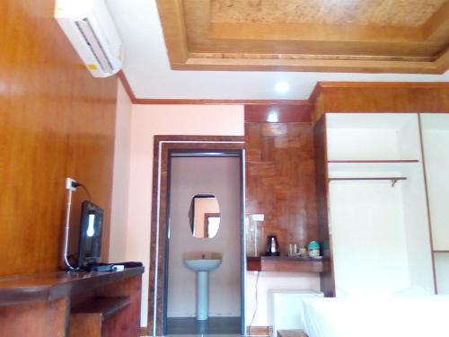 a room with a bathroom with a toilet and a mirror at Baan Saitharn Koh Lanta in Ban Not (1)