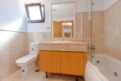 y baño con aseo, lavabo y espejo. en Beautiful 3 bedroom penthouse in Casares, en Bahía de Casares