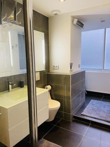 une salle de bain avec toilettes et lavabo dans l'établissement Magnifique Modern appartement avec terrasse FERN12, à Cannes