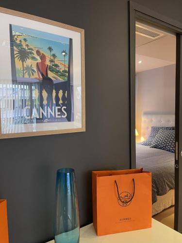 un vase posé sur une table devant un miroir dans l'établissement Magnifique Modern appartement avec terrasse FERN12, à Cannes