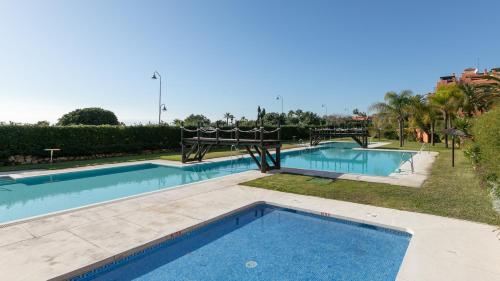 una piscina en un complejo en APARTAMENTO DEL MAR - Playa Del Angel-Estepona, en Estepona