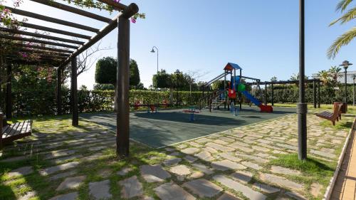 un parque con parque infantil con tobogán en APARTAMENTO DEL MAR - Playa Del Angel-Estepona, en Estepona