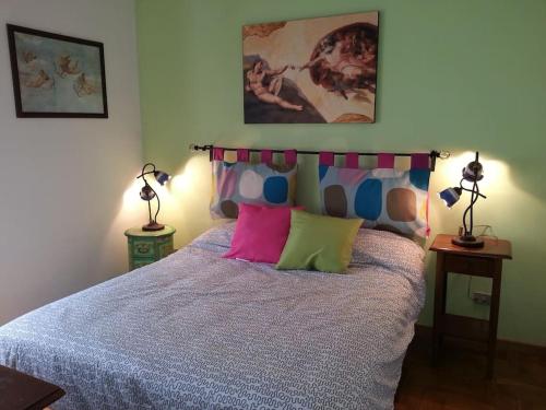 1 dormitorio con 1 cama con almohadas coloridas en WI-FI Clima Molfetta 26, en Roma