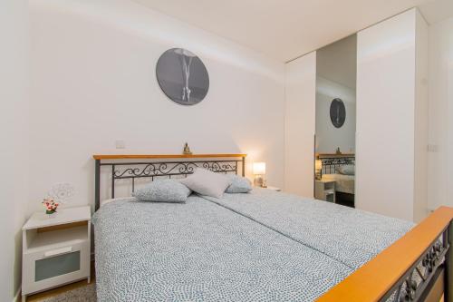 Postel nebo postele na pokoji v ubytování Flexible SelfCheckIns 42 - Zagreb - Luxury - Garage Parking - Loggia - Brand New