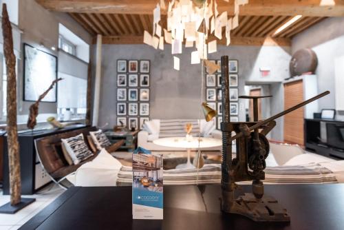 une pièce avec une table, des chaises et un lustre dans l'établissement LE SOYEUX - T3 calme avec terrasse à la Croix Rousse, à Lyon