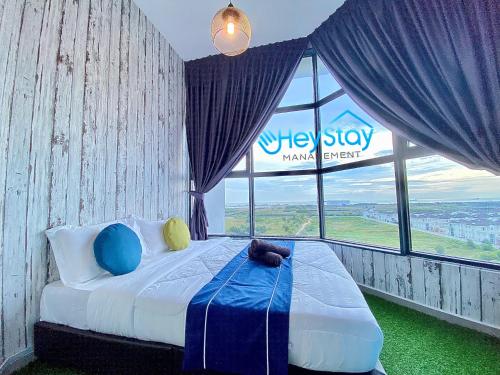 Postel nebo postele na pokoji v ubytování Atlantis Residences Melaka by HeyStay Management