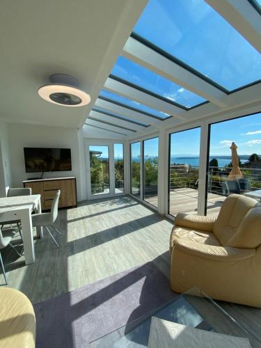 ein Wohnzimmer mit einer großen Glasdecke in der Unterkunft Landhaus Laugele Ferienwohnungen in Nußdorf