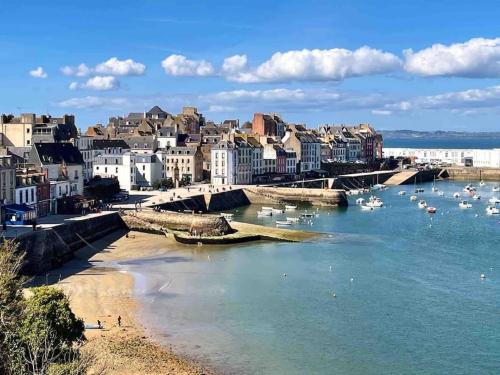 a view of a beach with boats in the water at Charmant petit appartement les pieds dans l'eau in Douarnenez