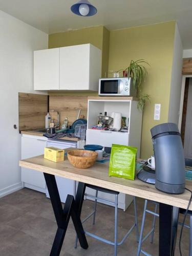 a kitchen with a table with a counter top at Charmant petit appartement les pieds dans l'eau in Douarnenez