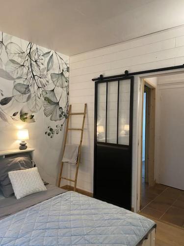a bedroom with a bed and a black door at Charmant petit appartement les pieds dans l'eau in Douarnenez